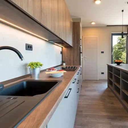 Querchus By Interhome * Karigador